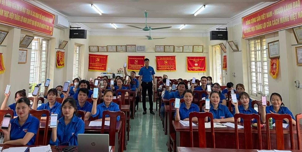 “Đi từng ngõ, gõ từng nhà, hướng dẫn từng người” sử dụng dịch vụ công trực tuyến  ảnh 1