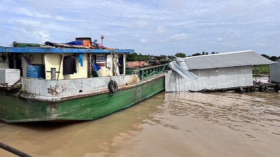 Điều tra vụ sà lan tông sập nhà bè nuôi cá trên sông Hậu  ảnh 1