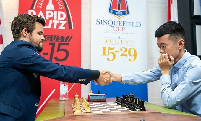 Magnus Carlsen (trái) và Đinh Lập Nhân tại Sinquefield Cup 2019 ở St Louis, Missouri, Mỹ. Ảnh: Chess