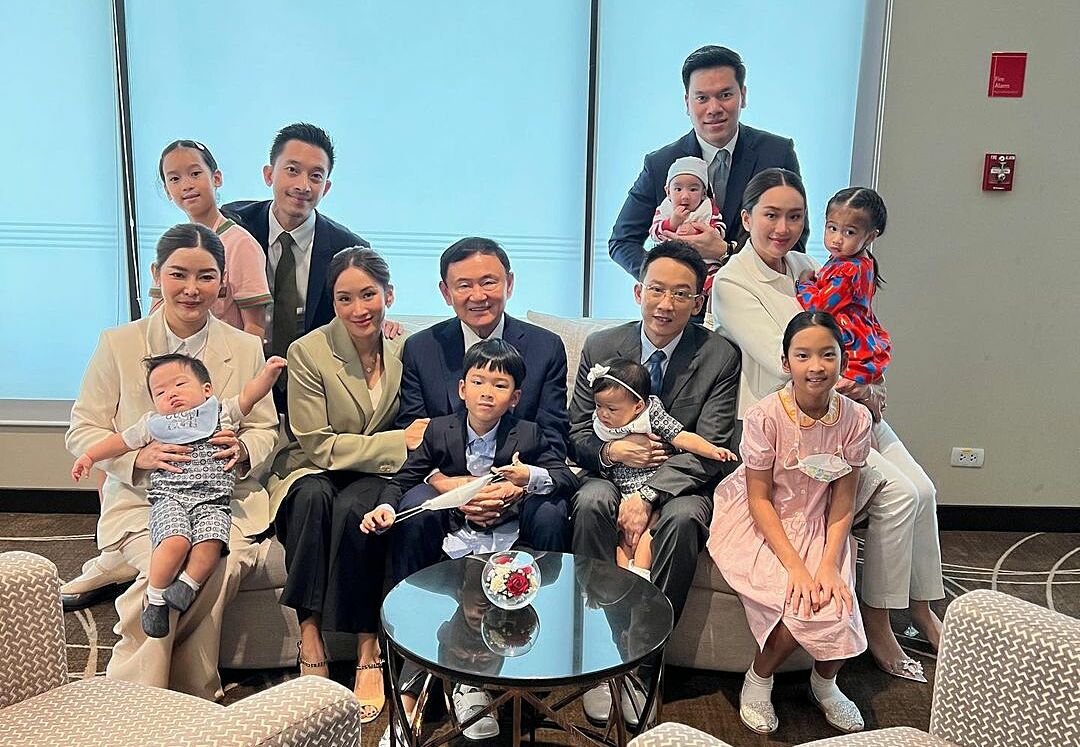 Ông Thaksin (giữa) cùng các con cháu tại phòng chờ sân bay sau khi ông về nước ngày 22/8. Ảnh: Instagram/Paetongtarn Shinawatra