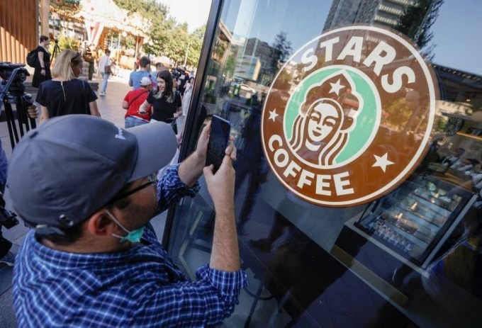 Bên ngoài chuỗi cửa hàng thay thế Starbucks tại Moskva tháng 8/2022. Ảnh: Reuters