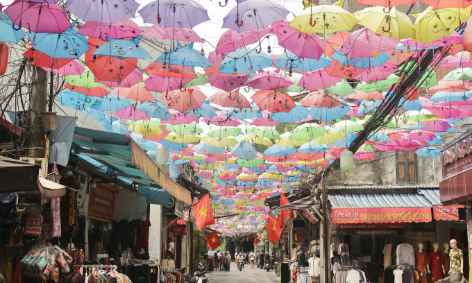 Ghép tranh lụa ở nơi phu nhân Thủ tướng Singapore ghé thăm - Vietnam.vn