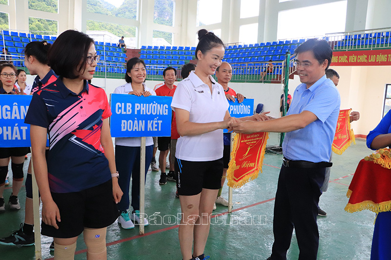 Đại diện lãnh đạo Sở Văn hóa - Thể thao và Du lịch trao cờ cho các đội tham dự giải đấu.