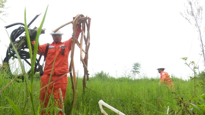 Phần vỏ dây cáp tiếp địa bị vứt ngay dưới chân cột điện cao thế. Ảnh: Nguyễn Trường