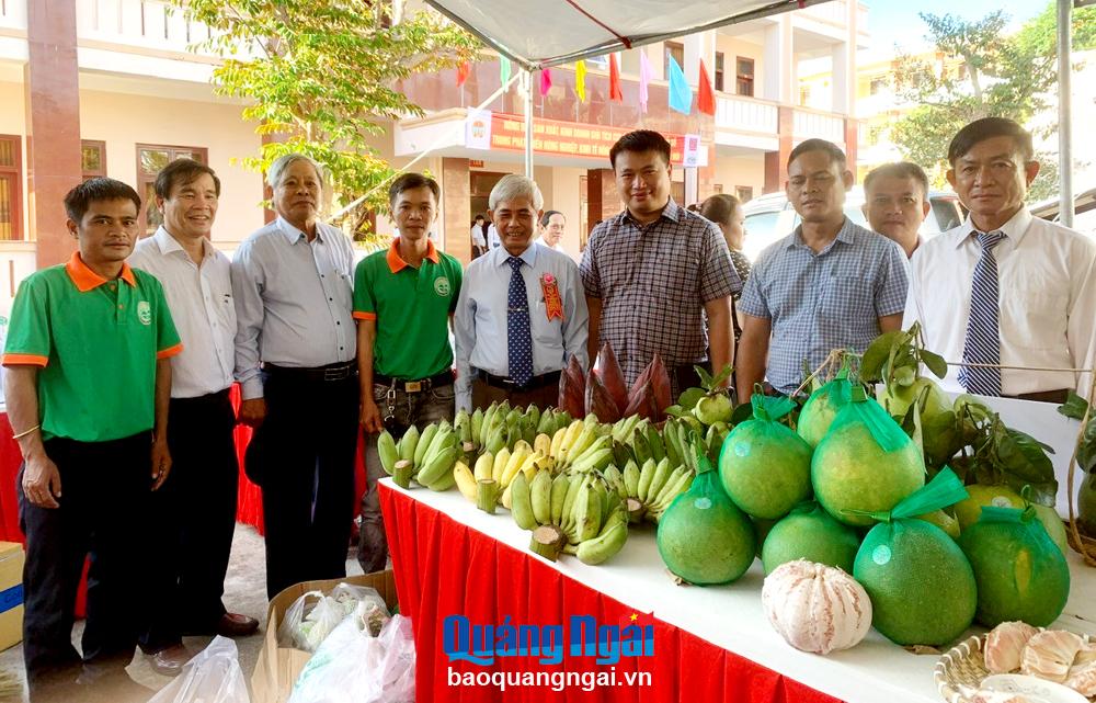 Phó Bí thư Thường trực Tỉnh ủy, Trưởng đoàn ĐBQH tỉnh Đặng Ngọc Huy tham quan gian hàng trưng bày sản phẩm chuối mốc và bưởi da xanh của huyện Sơn Tây, tại Hội nghị tổng kết phong trào nông dân thi đua sản xuất, kinh doanh giỏi, biểu dương nông dân giỏi tiêu biểu, giai đoạn 2017 - 2022, vào tháng 10/2022.  Ảnh: PHƯƠNG DUNG