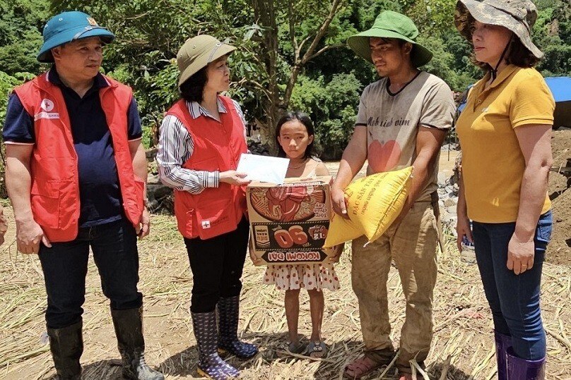 Hỗ trợ 400 triệu đồng và 200 thùng hàng cho các gia đình tại Yên Bái bị thiệt hại do mưa lũ