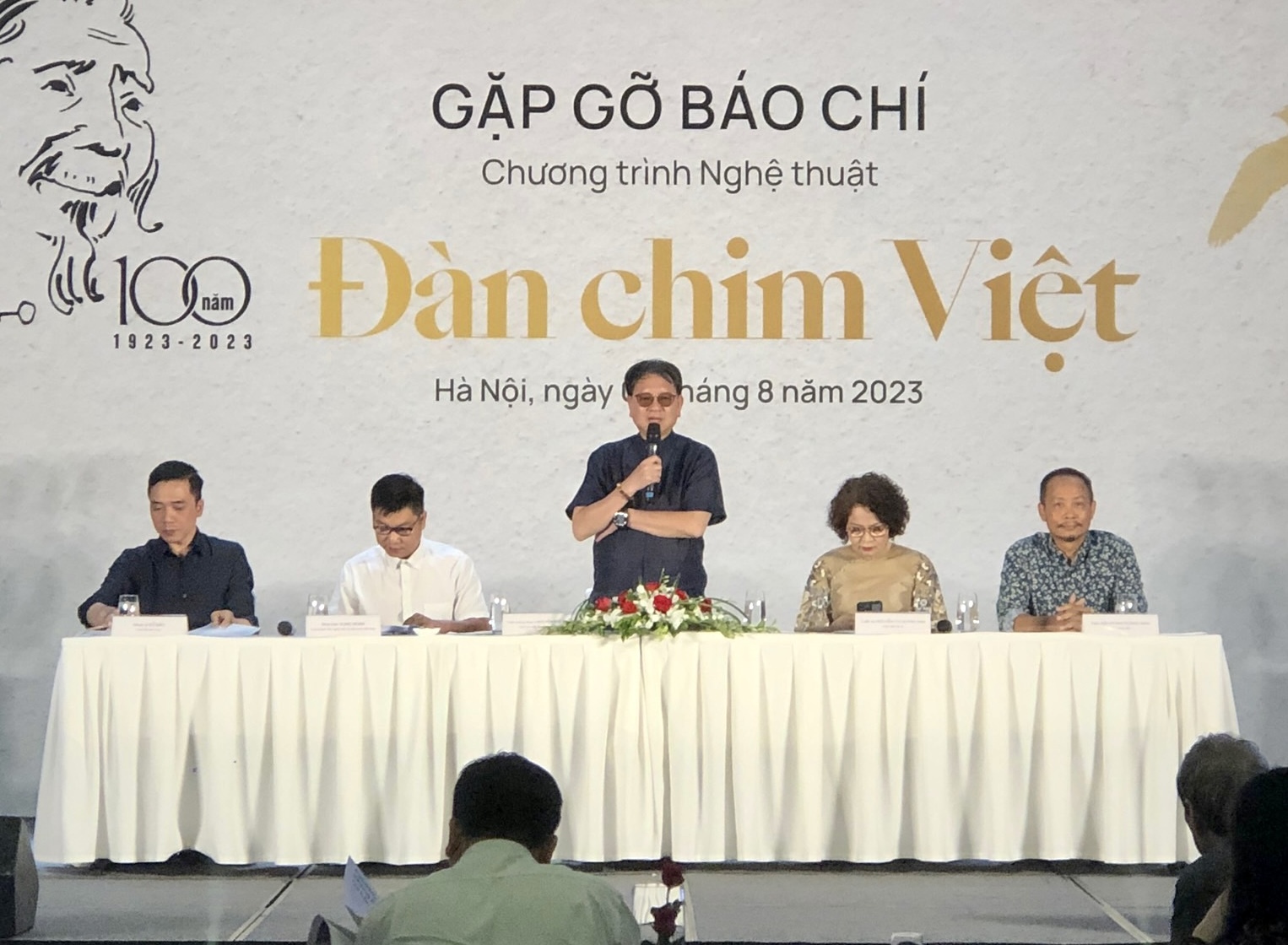 Chủ tịch Hội Nhạc sĩ Việt Nam Nguyễn Đức Trịnh giới thiệu chương trình nghệ thuật Đàn chim Việt tôn vinh nhạc sĩ Văn Cao.