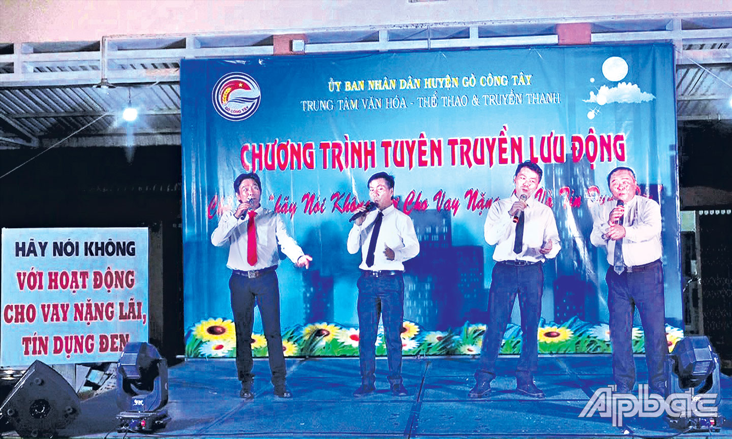 TTVH-TT-TT huyện tổ chức tuyên truyền lưu động với nhiều tiết mục được dàn dựng công phu.