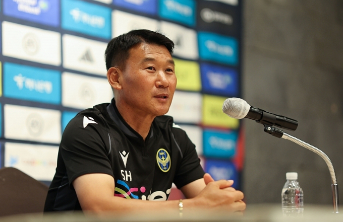 HLV Jo Sung-hwan của Incheon United. Ảnh: K-League