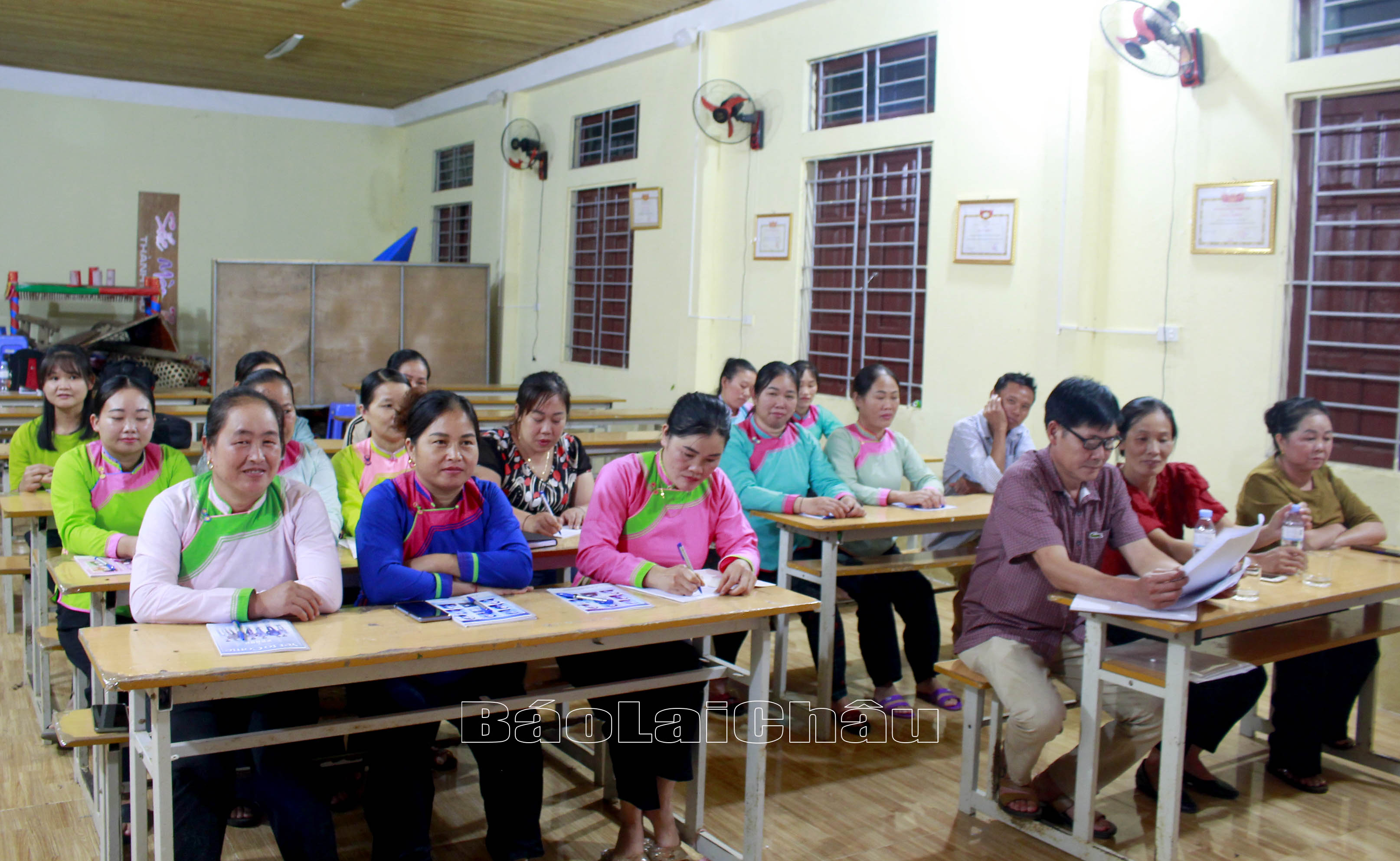 Ngay sau khai giảng, các học viên tiếp thu các nội dung lý thuyết giới thiệu về ẩm thực truyền thống dân tộc Giáy. 