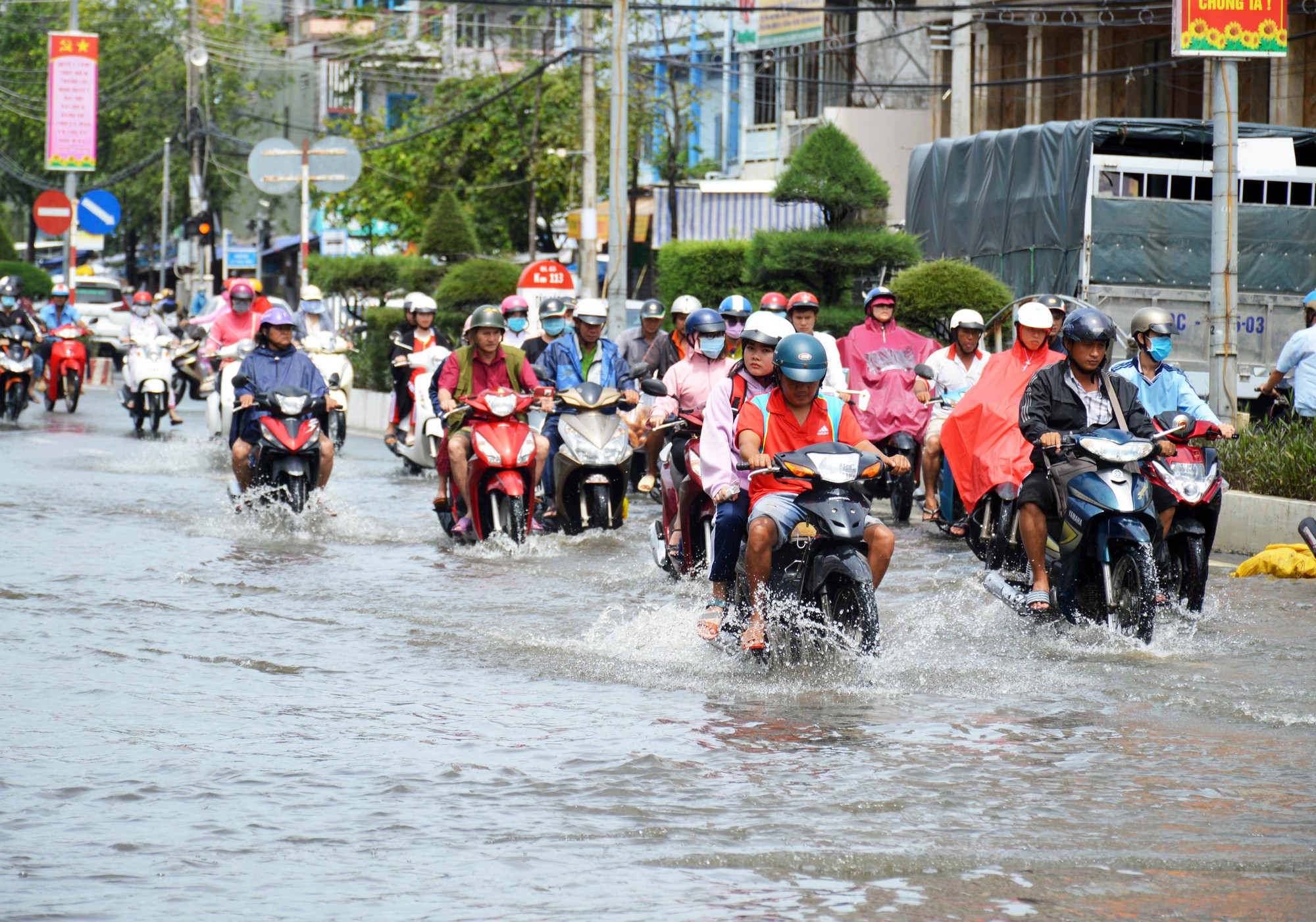 Cà Mau: Kiến nghị xây dựng hệ thống thoát nước trên tuyến quốc lộ qua địa bàn - Ảnh 1.