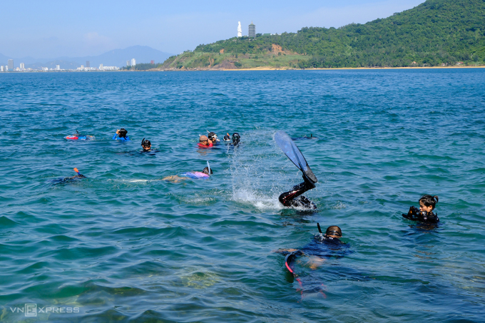 Các thành viên nhóm Danang Freediving lặn nhặt rác tại bãi Nam, bán đảo Sơn Trà. Ảnh: Nguyễn Đông