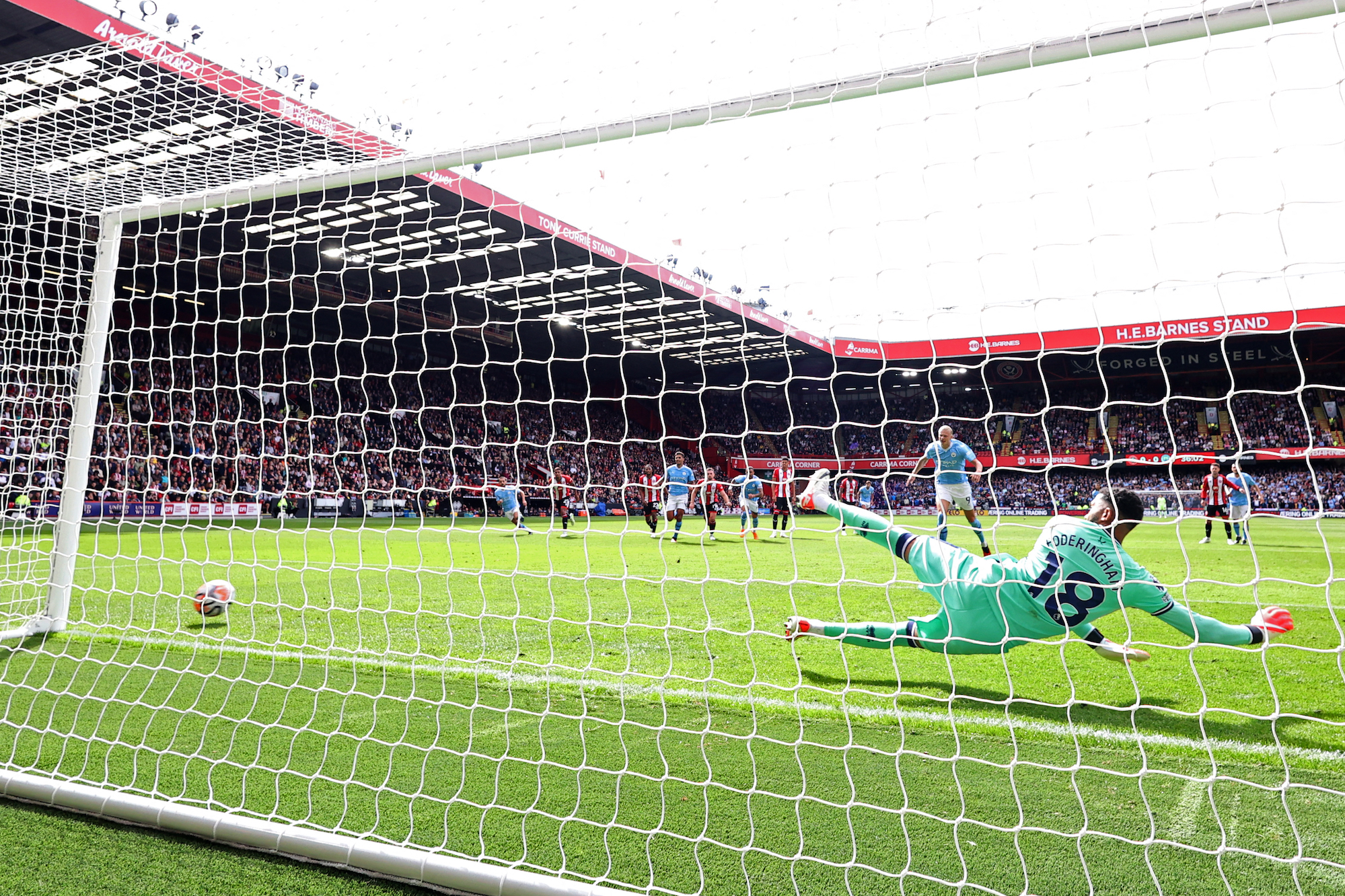 Ngoại hạng Anh: Man City suýt trả giá đắt trên sân Sheffield United - Ảnh 1.