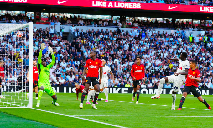 Tiền vệ Pape Sarr (thứ hai từ phải sang) sút cận thành mở tỷ số cho Tottenham trước Man Utd tại London ở vòng hai Ngoại hạng Anh ngày 19/8/2023. Ảnh: THFC