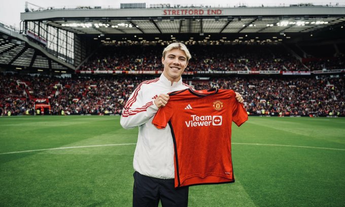 Hojlund ra mắt Man Utd trên sân Old Trafford, thành phố Manchester, Anh ngày 5/8/2023. Ảnh: MUFC