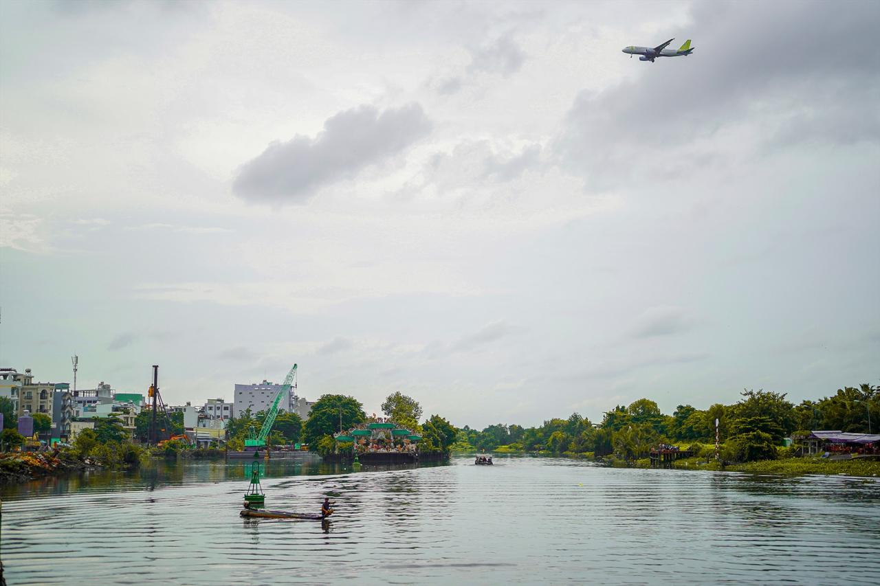 Miếu Phù Châu nằm trên cù lao nổi giữa dòng sông Vàm Thuật, một bên là quận Gò Vấp, bên kia là quận 12.