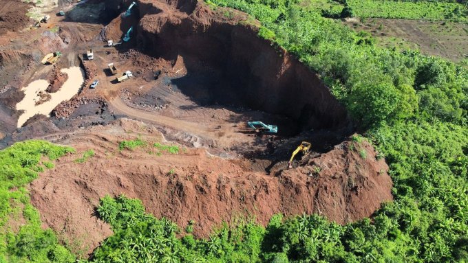 Mỏ đất đồi Bình Minh có nguy cơ sạt lở cao. Ảnh: Thái Hà