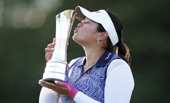 Lilia Vu nâng cup vô địch major Womens Open 2023 trên sân Walton Health, Surrey, Anh ngày 13/8. Ảnh: AP