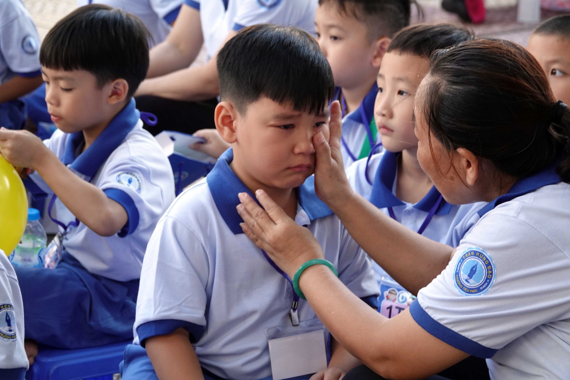 Ngày đầu tiên đi học, học sinh lớp 1 'nước mắt nhạt nhòa' - Ảnh 1.