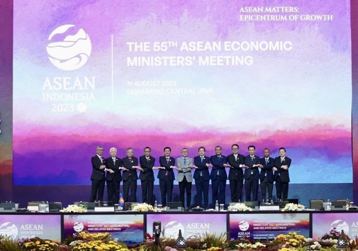 Bộ trưởng Kinh tế các nước thành viên ASEAN và Tổng Thư ký ASEAN Kao Kim Hourn bắt chéo tay thể hiện sự quyết tâm trong việc triển khai các cam kết.