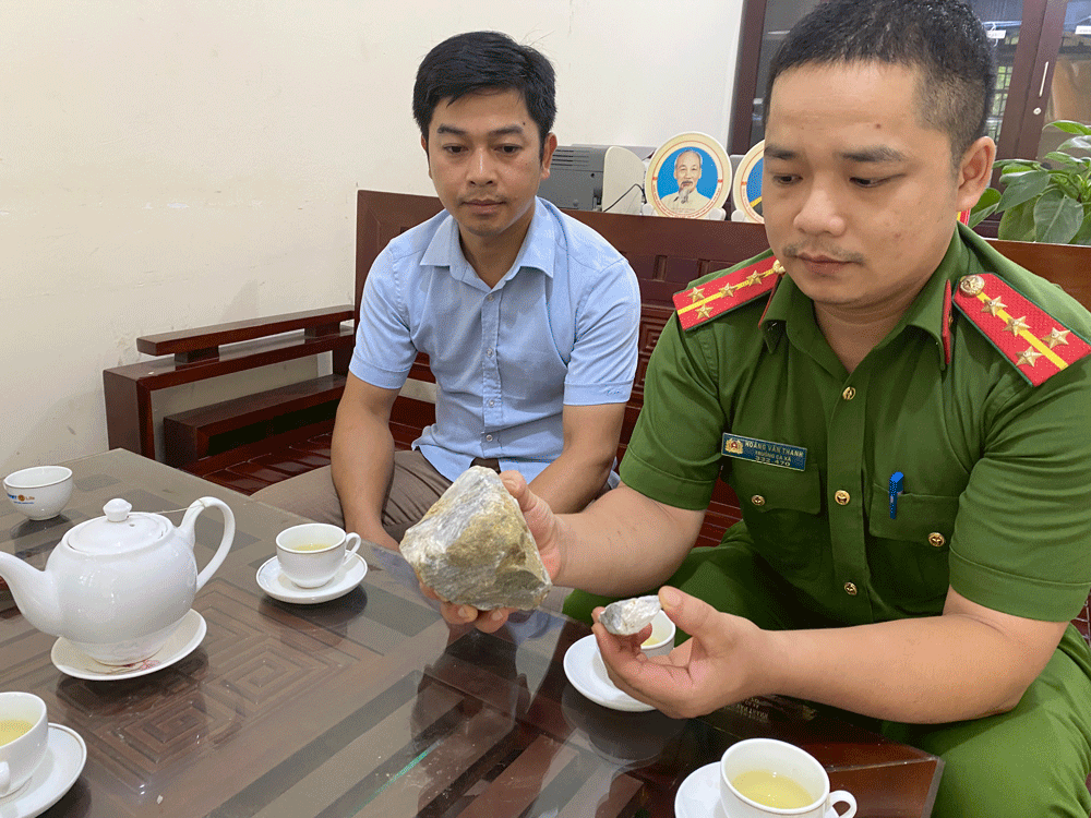 Nổ mìn khai thác đá làm thủng mái nhà dân  ảnh 1