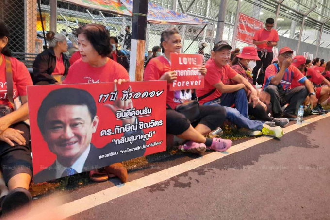 Người ủng hộ chờ ông Thaksin ở sân bay Don Mueang, Bangkok ngày 22/8. Ảnh: Bangkok Post