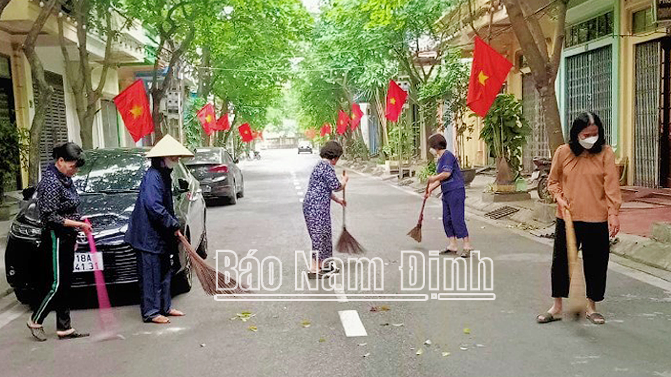 Hưởng ứng phong trào “Toàn dân tham gia bảo vệ môi trường”, hội Phụ nữ phường Thống Nhất (thành phố Nam Định) ra quân dọn vệ sinh môi trường ngày thứ 7 hàng tuần.