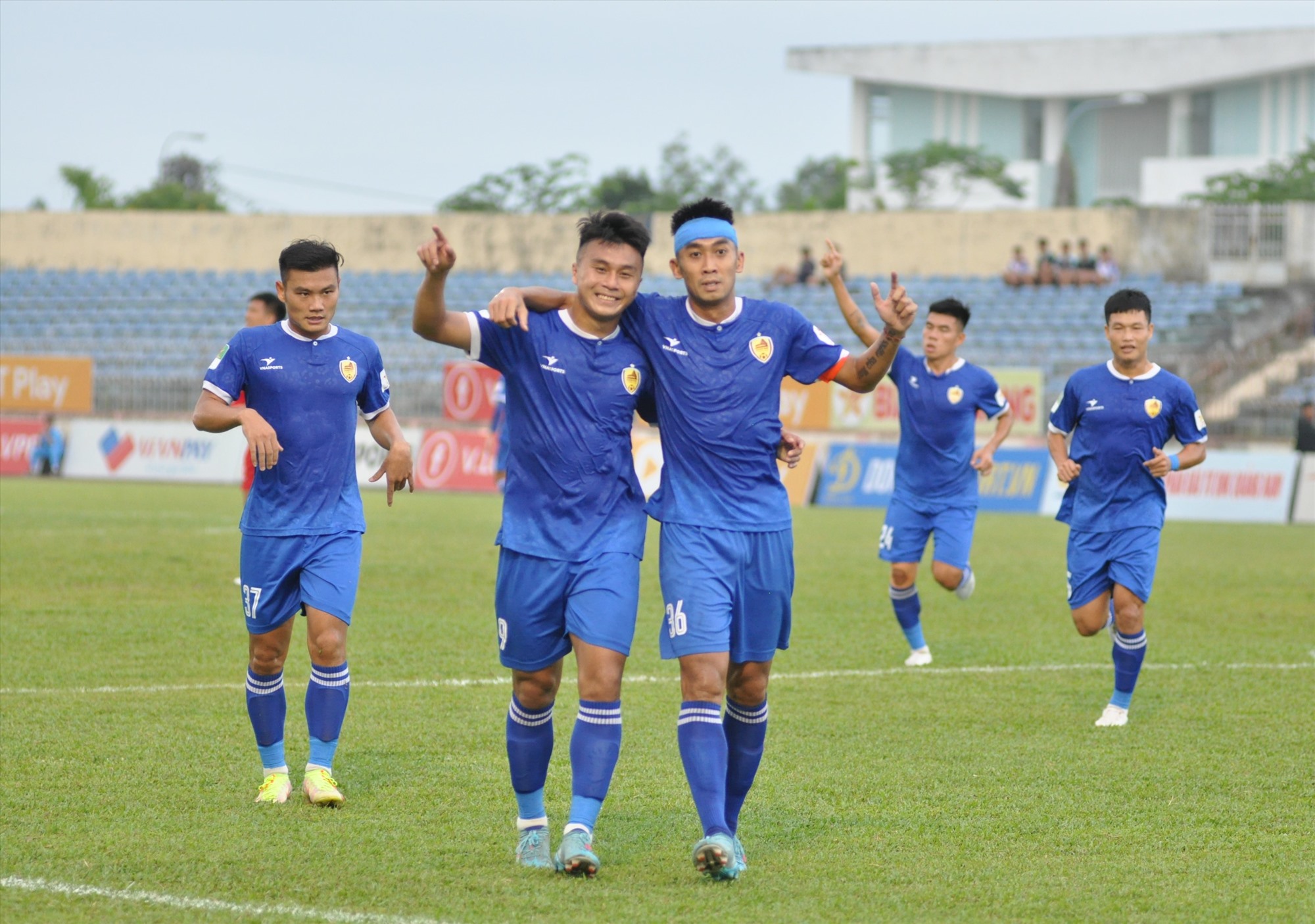 Hoàng Dương dù băng đầu nhưng thi đấu năng nổ và có bàn thắng mở tỷ số cho Quảng Nam. Ảnh: T.V