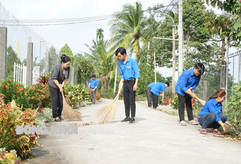 Người dân ấp Trung Hiệp, xã Hưng Khánh Trung B đồng thuận tham gia thực hiện các tiêu chí nông thôn mới nâng cao.