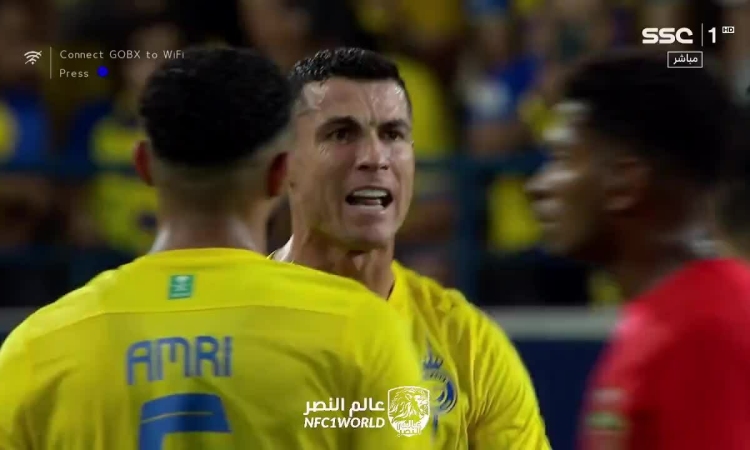 Ronaldo quát trọng tài