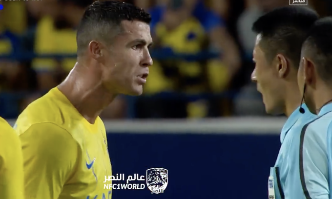 Ronaldo nổi nóng với trọng tài.