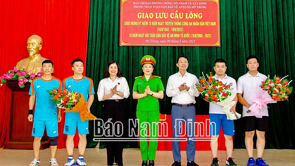 Các đồng chí lãnh đạo tặng hoa, chúc mừng các vận động viên xã Mỹ Trung (Mỹ Lộc) trong ngày hội toàn dân bảo vệ an ninh Tổ quốc.