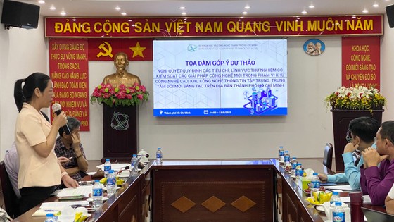 Các chuyên gia, nhà khoa học phát biểu góp ý cho dự thảo 