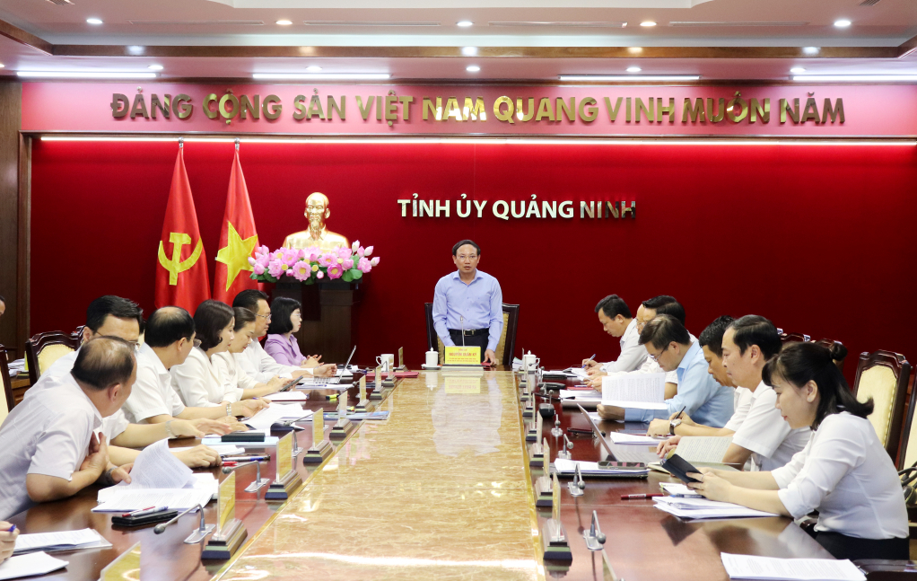 Đồng chí Nguyễn Xuân Ký, Ủy viên Trung ương Đảng, Bí thư Tỉnh ủy, Chủ tịch HĐND tỉnh chủ trì hội nghị.