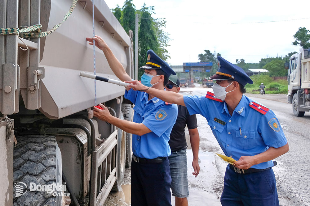 Thanh tra giao thông (Sở GT-VT) kiểm tra thành thùng xe tải hoạt động trên đường chuyên dùng vào cụm mỏ đá Tân Cang (P.Phước Tân, TP.Biên Hòa). Ảnh: Đ.TÙNG