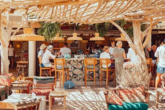 Một quán bar ven biển ở St Tropez. Ảnh: Collectionist