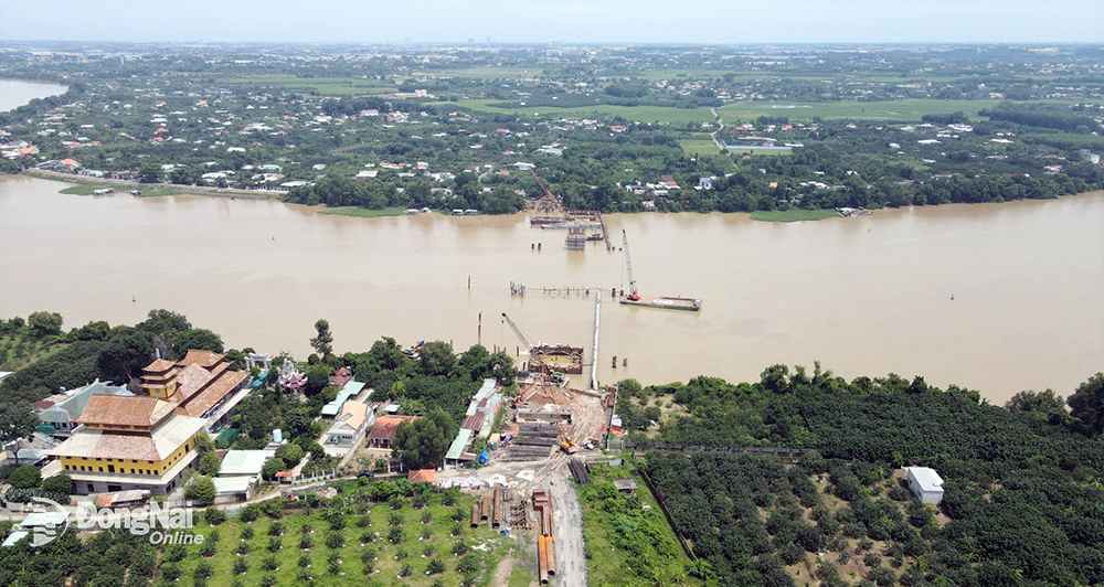 Cầu Bạch Đằng 2 đang được Đồng Nai và Bình Dương kết hợp đầu tư để tăng cường khả năng kết nối giao thông. Ảnh: P.Tùng