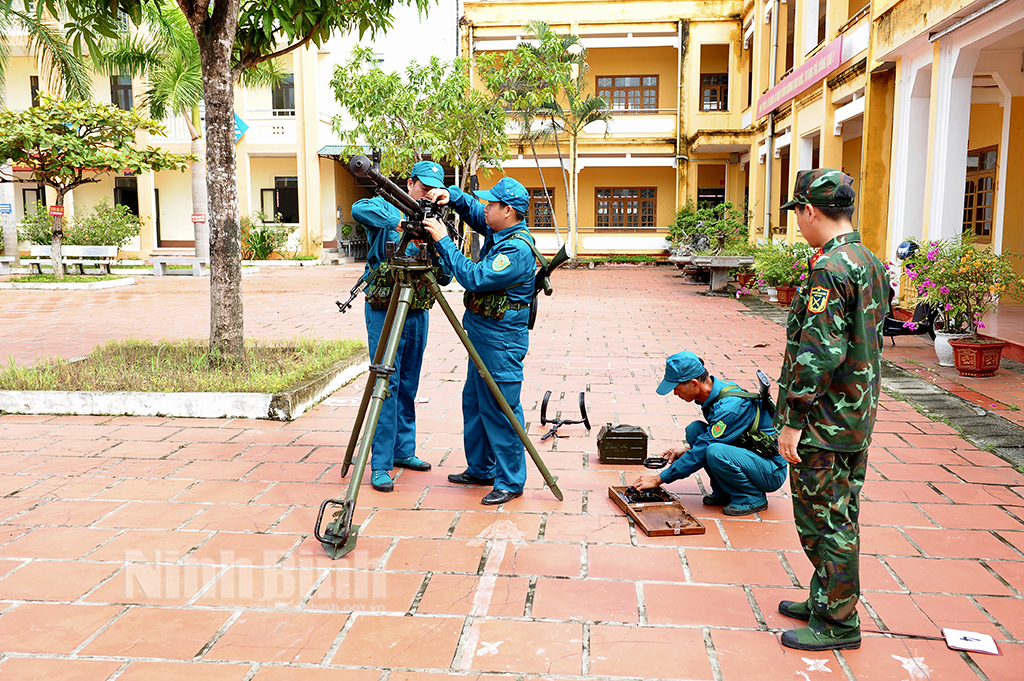 Thành phố Ninh Bình khai mạc huấn luyện dân quân tự vệ binh chủng năm 2023