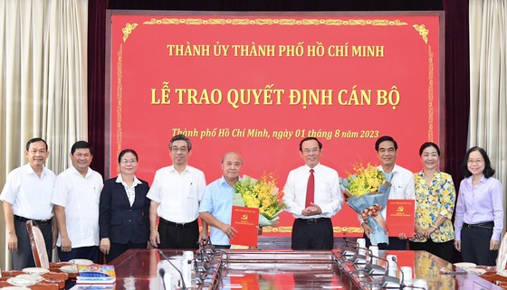 Thành ủy TPHCM trao quyết định cán bộ ảnh 1