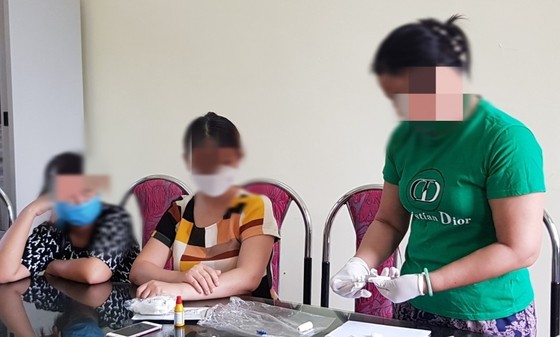 Thông tin chính thức về nhóm “Bông hồng đen” lấy máu học sinh xét nghiệm HIV ảnh 1