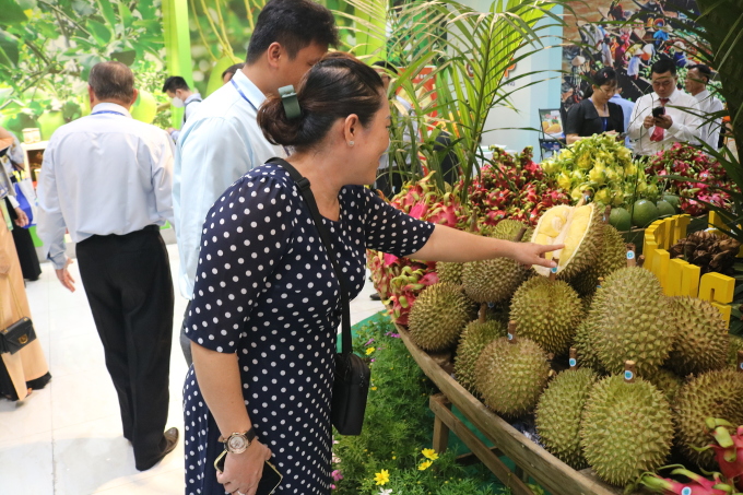 Trái cây Tiền Giang trưng bày tại 92 - 96 Nguyễn Huệ, quận 1, TP HCM ngày 29/8. Ảnh: ITPC