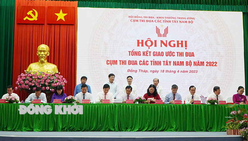 Đại diện lãnh đạo 12 tỉnh Cụm thi đua Tây Nam bộ ký kết giao ước thi đua năm 2023. Ảnh tư liệu