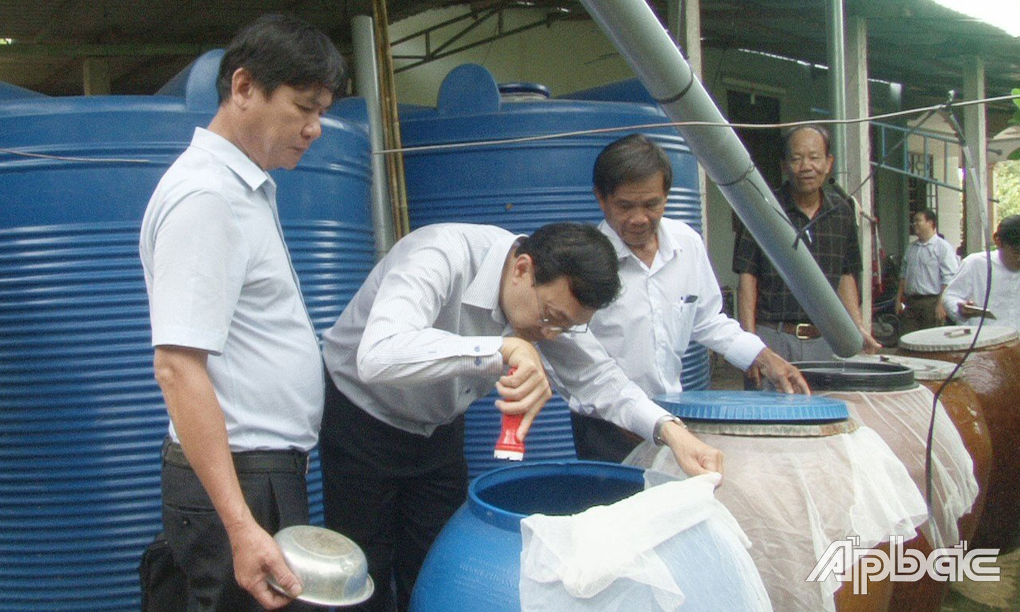 TS.BS Nguyễn Vũ Thượng, Phó Viện trưởng Viện Pasteur TP. Hồ Chí Minh (cầm đèn pin); Phó Giám đốc phụ trách CDC Võ Thanh Nhơn(bìa trái). Vừa qua,  Đoàn công tác đã đến kiểm tra  công tác phòng, chống SXH các hộ gia đình tại tổ 2, ấp Tân Đông, Xã Ngũ Hiệp, Cai Lậy.