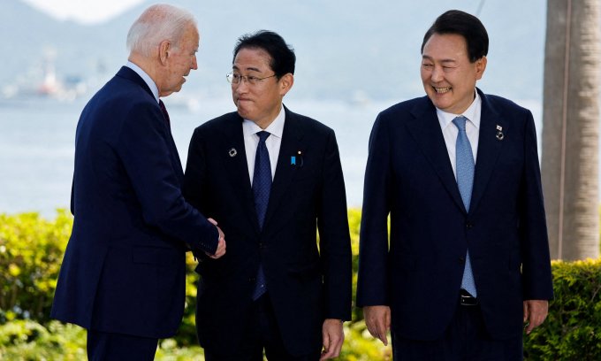 Tổng thống Mỹ Joe Biden, Thủ tướng Nhật Bản Kishida Fumio và Tổng thống Hàn Quốc Yoon Suk Yeol tại hội nghị thượng đỉnh G7 ở Hiroshima, Nhật Bản hôm 21/5. Ảnh: Reuters