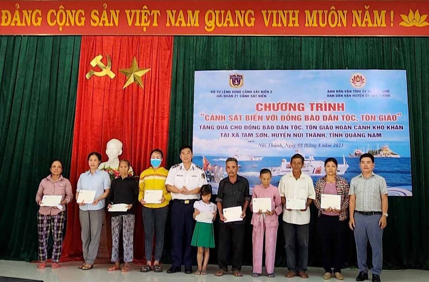 Trao quà tặng các hộ đồng bào có hoàn cảnh khó khăn tại xã Tam Sơn. Ảnh: H.N