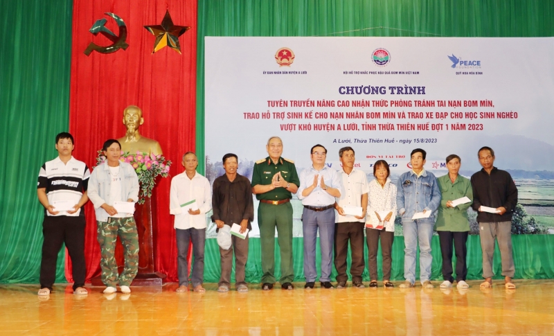 Trao hỗ trợ sinh kế cho các nạn nhân bom mìn có hoàn cảnh khó khăn tại huyện A Lưới, tỉnh Thừa Thiên Huế