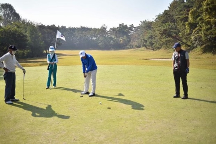 Các tay golf tham dự một giải đấu mùa Thu tại Sân golf Bình Nhưỡng. (Ảnh: AFP)