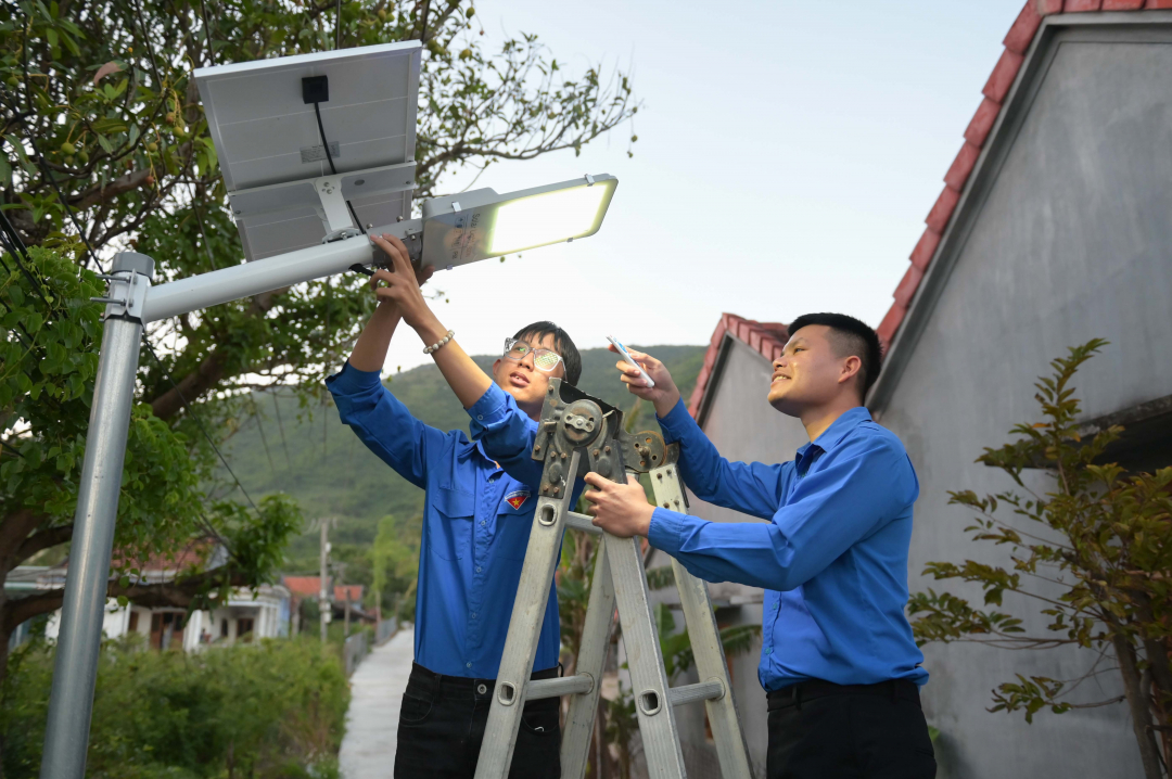 Các đoàn viên, thanh niên kiểm tra công trình thắp sáng đường quê được thực hiện tại thôn Tân Phước Bắc, xã Vạn Phước (huyện Vạn Ninh).