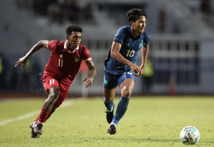 U23 Indonesia (áo đỏ) thắng U23 Thái Lan.