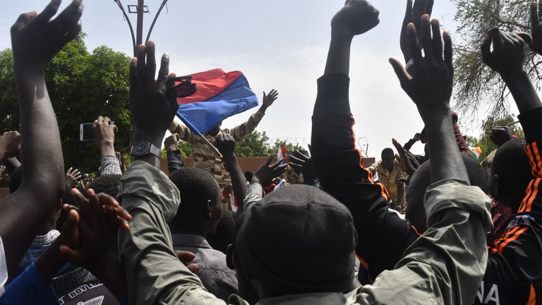 Người biểu tình Niger tập trung bên ngoài Đại sứ quán Pháp ở Niamey ngày 30/7. Ảnh: AFP